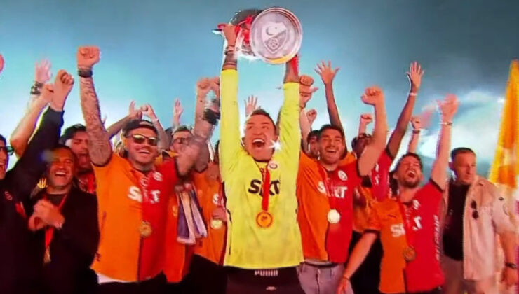 Galatasaray şampiyonluk kupasını kaldırdı