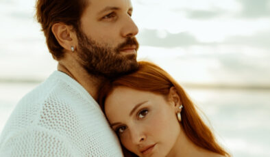 Gebe Başak Gümülcinelioğlu’ndan karnı burnunda poz geldi