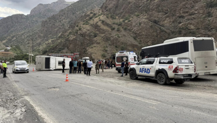 Hakkari’de midibüs devrildi: 12 asker yaralı