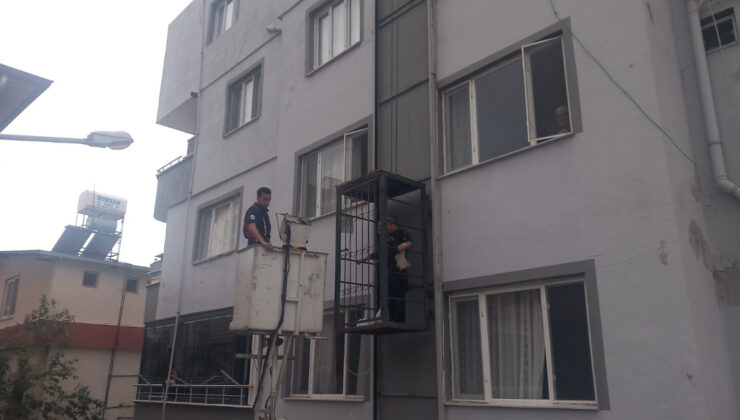 Hatay’da bina dışındaki asansör arızalanınca sokağı seyretti