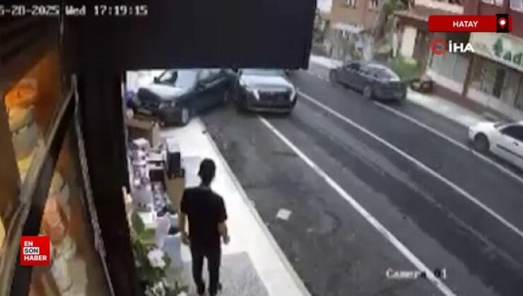 Hatay’da freni arızalanan kepçe, 4 araca çarptı