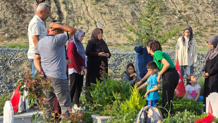 Hatay’da zelzele şehitliğinde buruk bayram