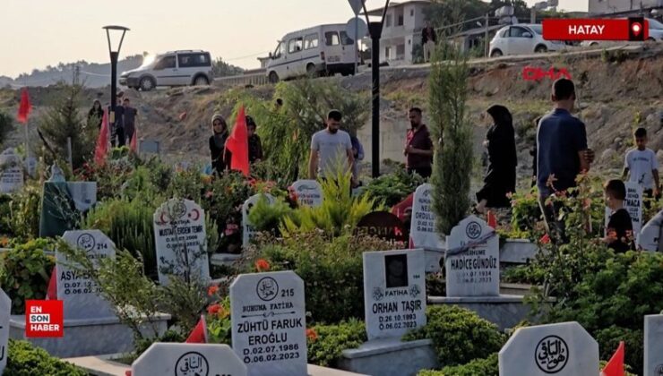 Hatay’daki sarsıntı şehitliğinde buruk bayram