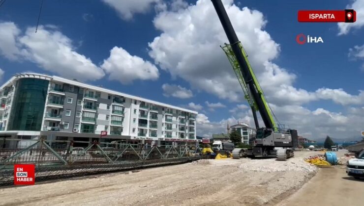 Isparta’da üst geçit inşaatında vinç halatı koptu