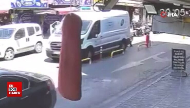 İstanbul Beyoğlu’nda geriye hakikat hareket yapan minibüs bayana çarptı