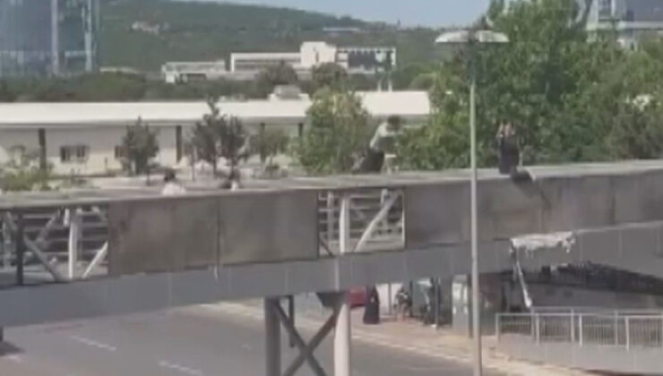 İstanbul Kartal’da bir genç üst geçitten elektrik direğine atladı