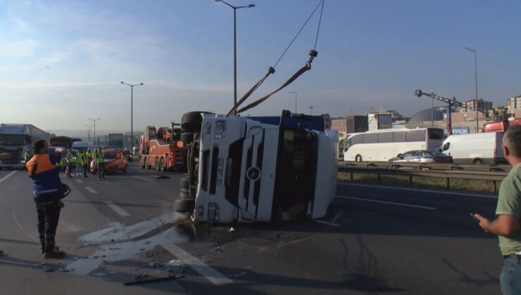İstanbul TEM Otoyolu’nda tır devrildi
