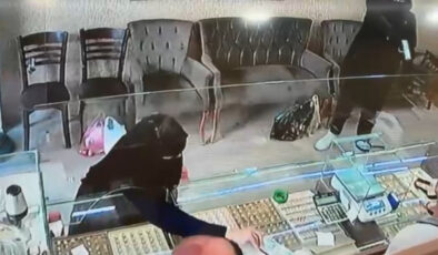 İstanbul’da kuyumcuda soygun teşebbüsünü sandalye fırlatarak engellediler