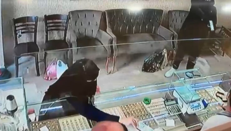 İstanbul’da kuyumcuda soygun teşebbüsünü sandalye fırlatarak engellediler