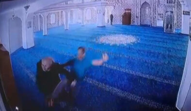 İstanbul’da mescitte telefonla konuşan kişiyi ‘Telefonu kapat’ diyerek darbetti