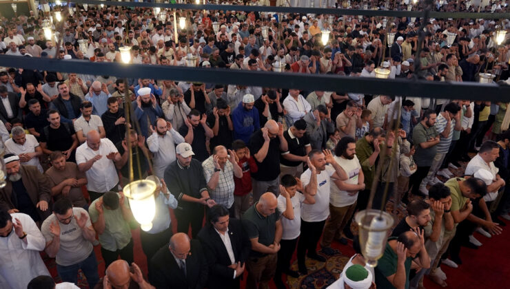 İstanbul’daki mescitlerde bayram namazı kılındı