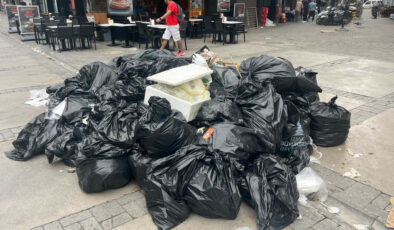 İzmir’de grev sürüyor: Çöp dağları oluştu