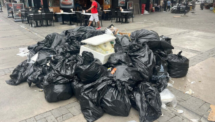 İzmir’de grev sürüyor: Çöp dağları oluştu