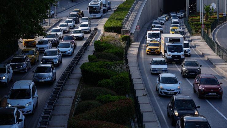 İzmir’de grev trafiği: Belediye çalışanları kontak kapattı yollar kilitlendi