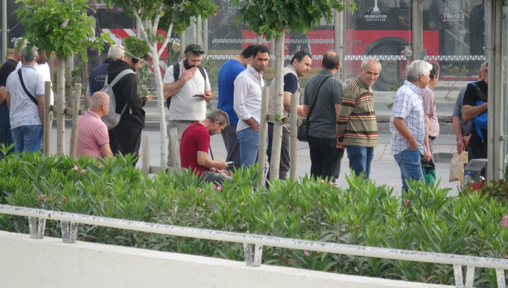 İzmir’de grevin ikinci günü: Duraklarda yeniden yoğunluk oluştu