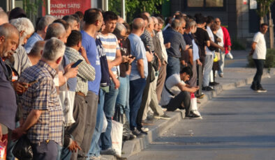 İzmir’de personeller greve çıktı: Otobüs duraklarında yoğunluk oluştu