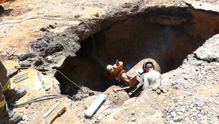 İzmir’de su borusu patladı, çok sayıda araç, konut ve iş yeri ziyan gördü