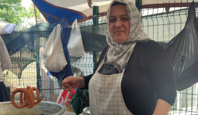 Kahramanmaraş’ta halka tatlısıyla 2 çocuğuna bakıyor