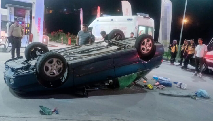 Karabük’te araba kaldırıma çarpıp aykırı döndü