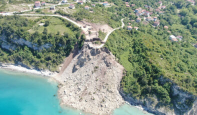 Kastamonu’da heyelan: Yoldan kopan kütle, denizle birleşti