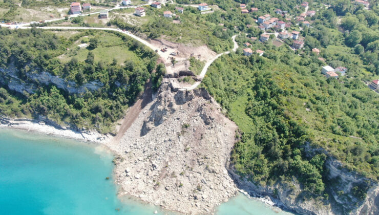 Kastamonu’da heyelan: Yoldan kopan kütle, denizle birleşti