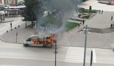 Kastamonu’da polis takımı süreç yapmak isteyince, hacizli aracı ateşe verdi