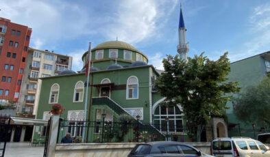 Kocaeli’de ağaçtan düşen yaşlı adam demir korkuluklara saplandı