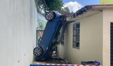 Kocaeli’de araba 5 metreden okul bahçesine uçtu