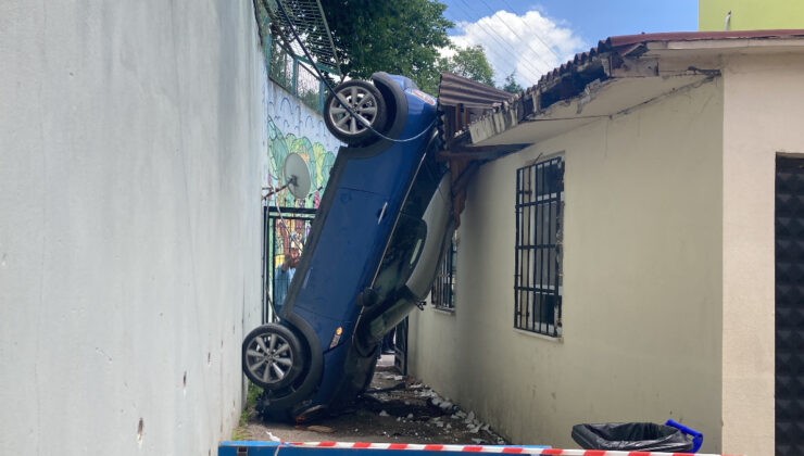 Kocaeli’de araba 5 metreden okul bahçesine uçtu