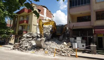 Kocaeli’de metruk yapının yıkımı sırasında 3 bina hasar gördü