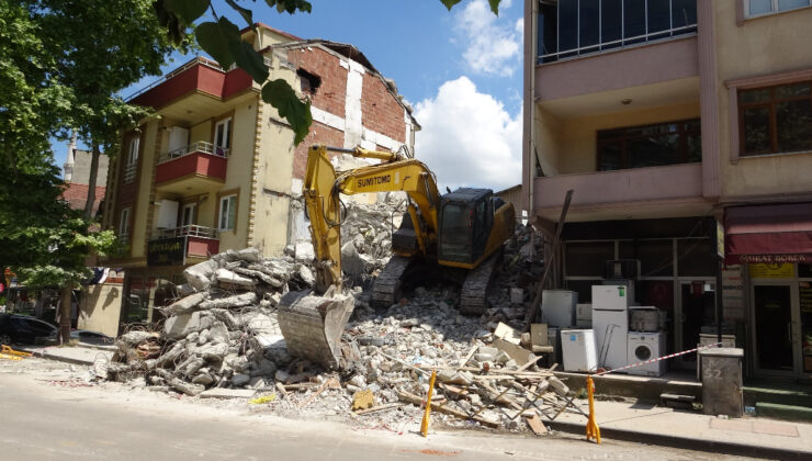 Kocaeli’de metruk yapının yıkımı sırasında 3 bina hasar gördü