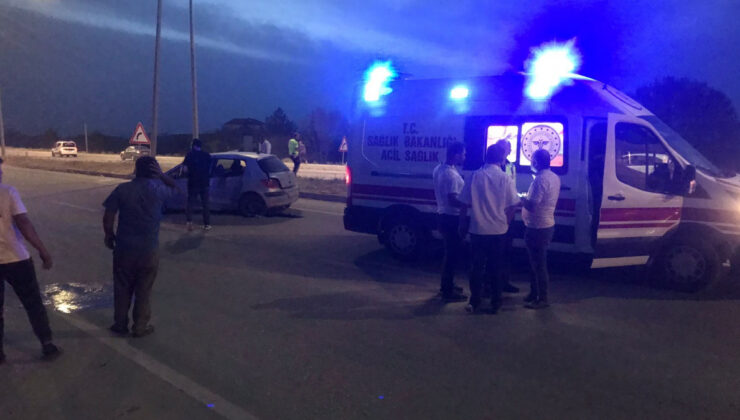 Konya’da direğe çarpan arabadan fırlayan yolcu öldü