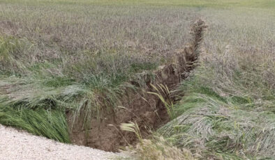 Konya’da yağış sonrası tarlada yüzey yarığı oluştu