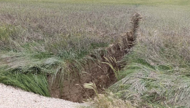 Konya’da yağış sonrası tarlada yüzey yarığı oluştu