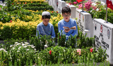 Kurban Bayramı arifesinde şehitlikler ziyaret edildi