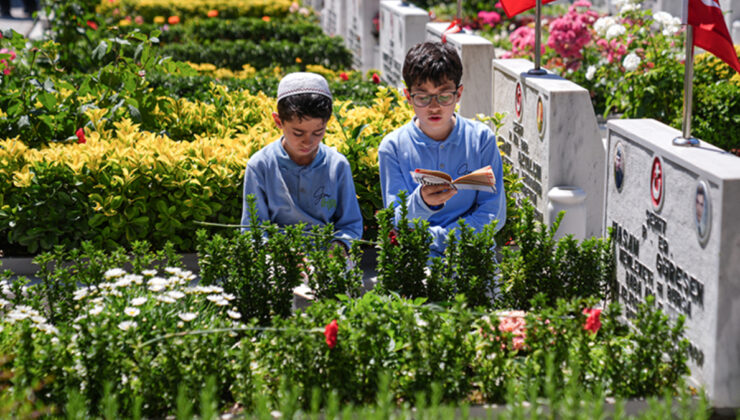 Kurban Bayramı arifesinde şehitlikler ziyaret edildi