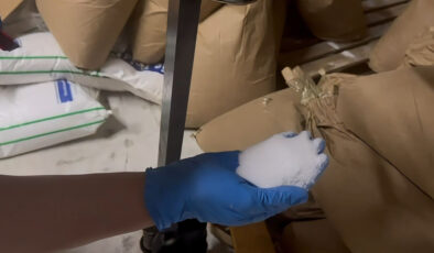 Mersin’de meyve suyu üretim deposunda 812 kilo sentetik ecza unsuru ele geçirildi