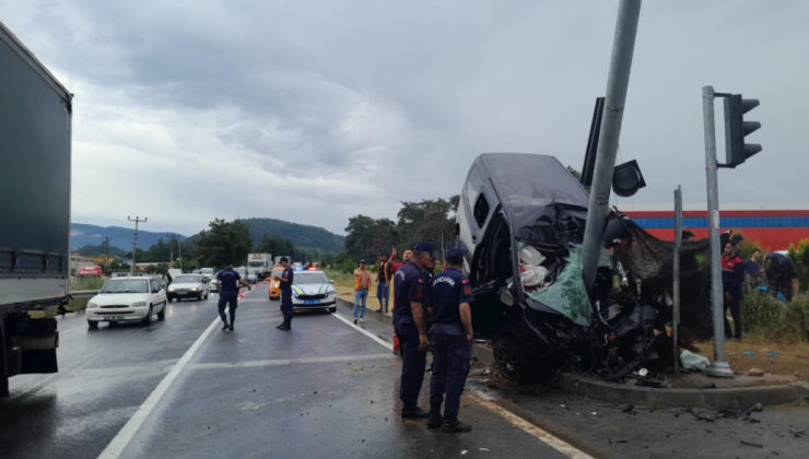 Muğla’da direğe çarpan araç ikiye bölündü: 1 meyyit 3 yaralı