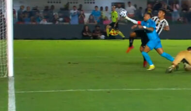 Neymar eliyle gol attı, kırmızı kart gördü