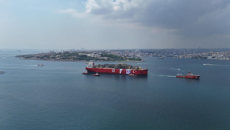 Osman Gazi platformunun İstanbul Boğazı’ndan geçişi havadan görüntülendi