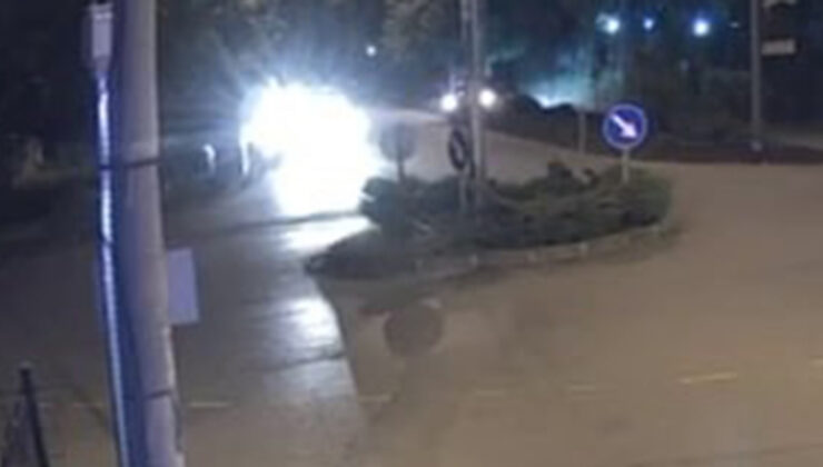 Sakarya’da kavşakta drift yapan araba ağaca çarptı