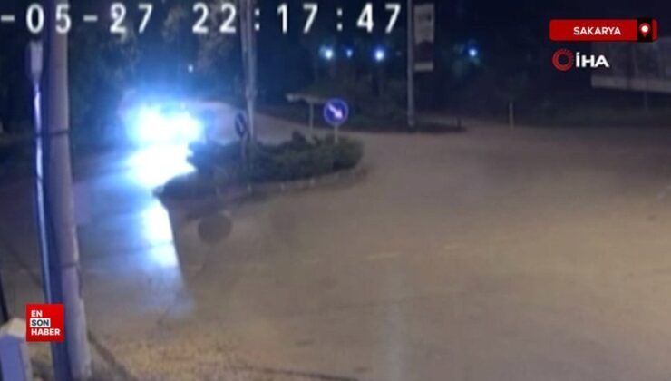 Sakarya’da kavşakta drift yapan araba ağaca çarptı