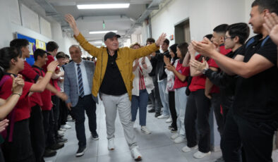 Samsun’da emekliye ayrılan 45 yıllık öğretmen alkışlarla uğurlandı