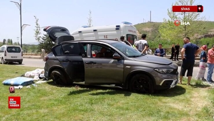 Sivas’ta 2 araç kavşakta çarpıştı