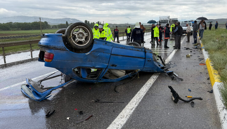 Sivas’ta araba, karşı şeritten gelen araçla çarpıştı: 1 meyyit 4 yaralı