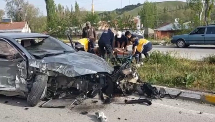 Sivas’ta kazada araba hurdaya döndü