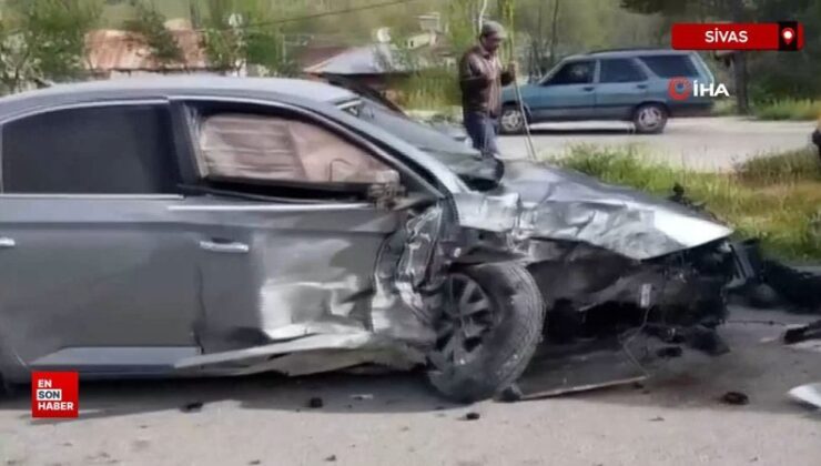 Sivas’ta meydana gelen trafik kazasında araba hurdaya döndü