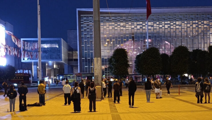 Taksim Meydanı’nda Seyahat olayları yıl dönümünde ‘duran adam’ hareketi