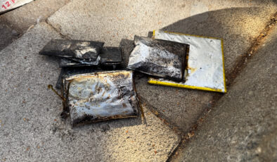 Tokat’ta duman çıkan bataryaları suyla söndürmeye çalıştı