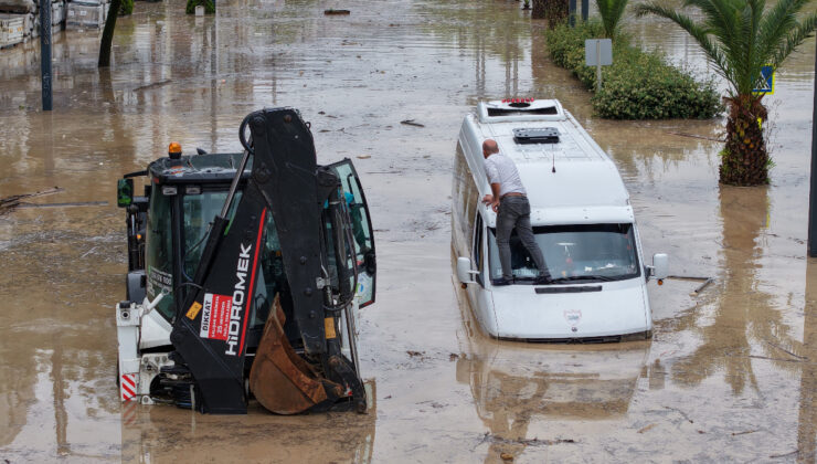 Trabzon’da eski devlet kıyı yolu sular altında